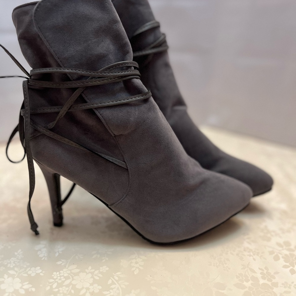 Women’s suede look ankle boot, sz 7 with wrap tie design.